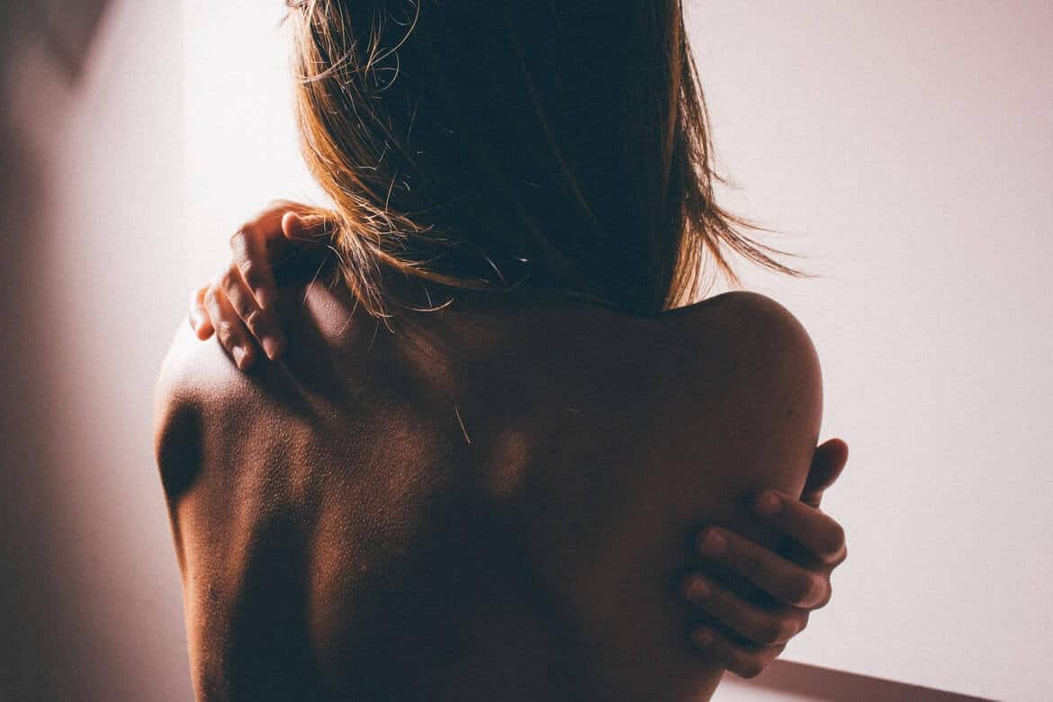 Psoriasis mujer de espaldas con la espalda desnuda