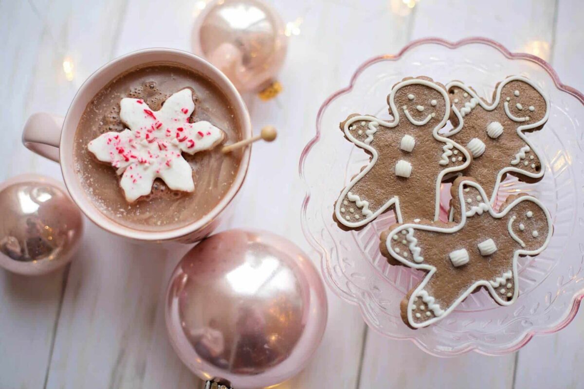 Taza de chocolate y galletas de jengibre planes para hacer en casa en Navidad