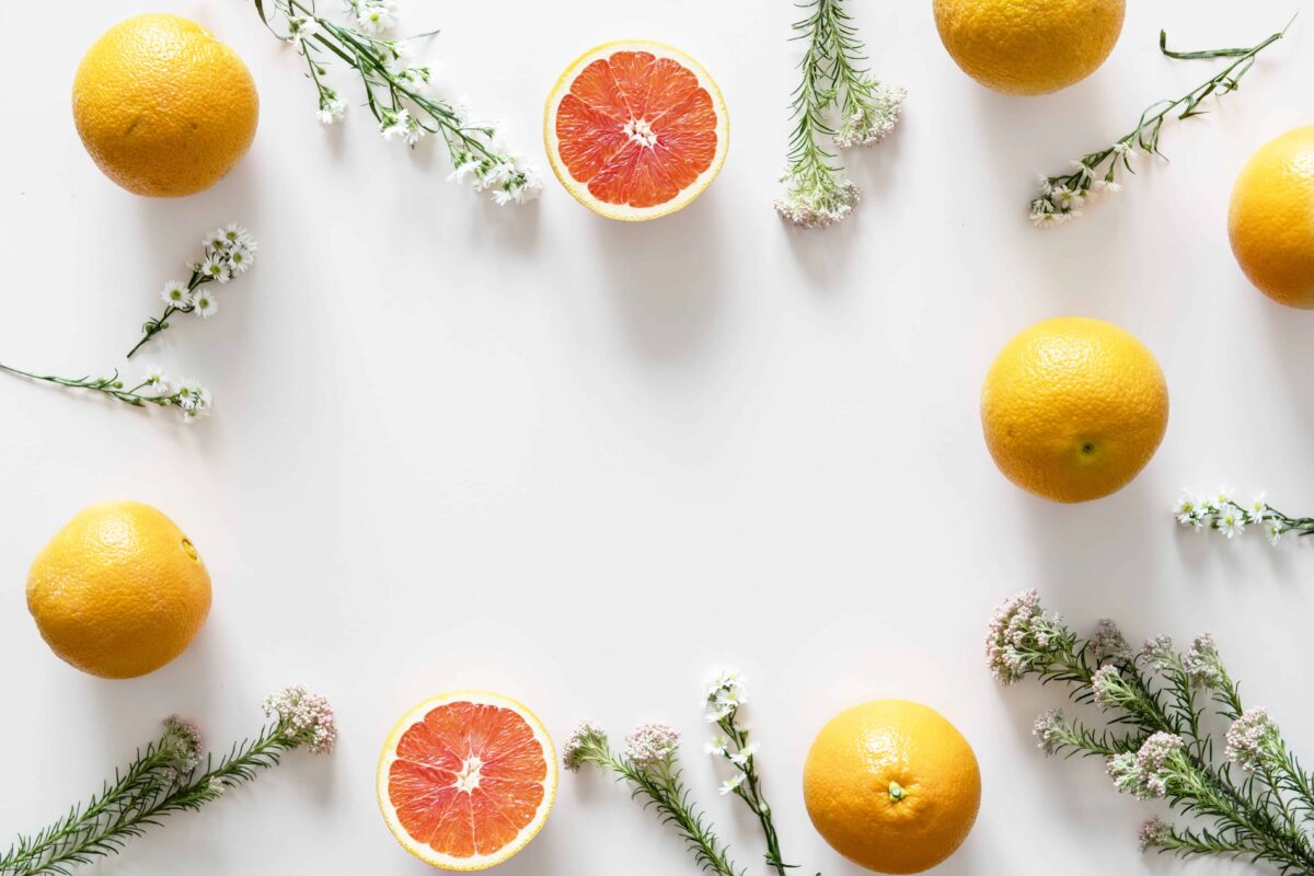 Frutas de color naranja sobre un fondo blanco como ingredientes alternativos a la vitamina C para pieles sensibles