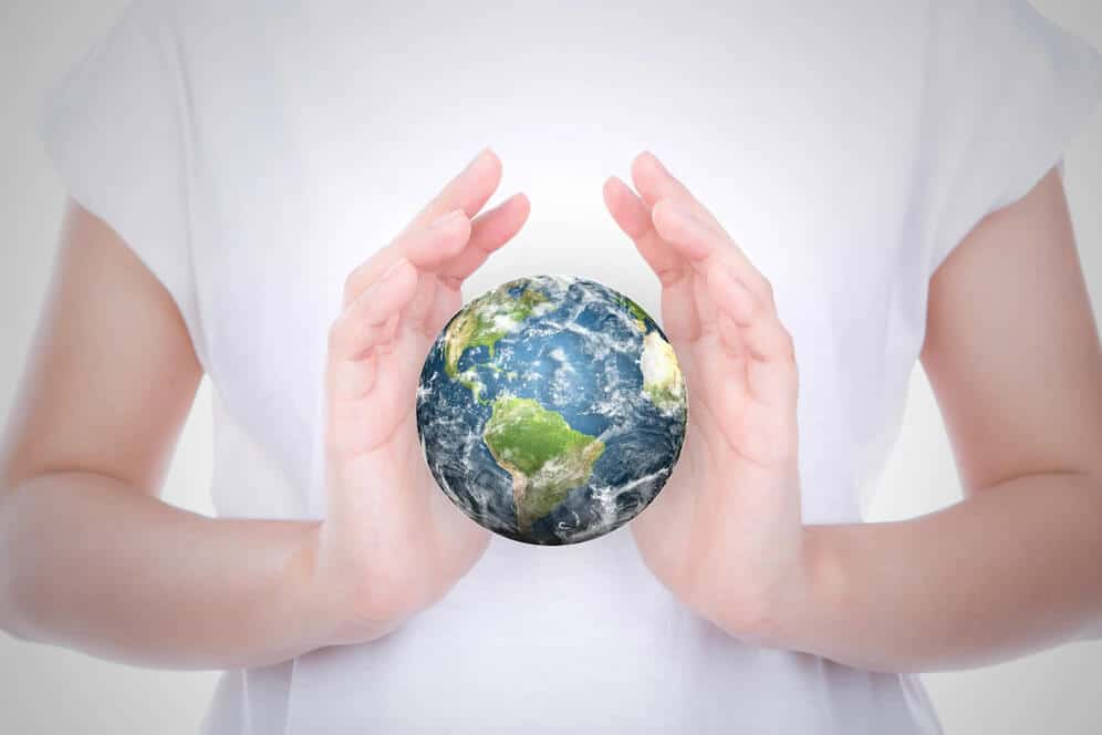 Dos manos de una persona sujetando el planeta entre ellas por el Día Mundial de la Salud